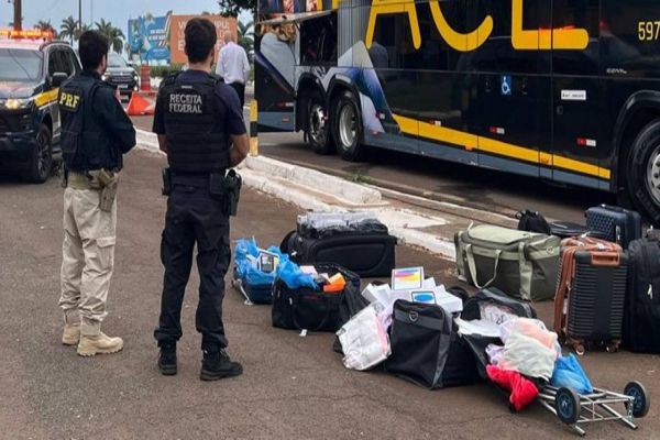 Imagem referente a notícia: PRF apreende medicamentos, anabolizantes e celulares em fiscalização na BR-277