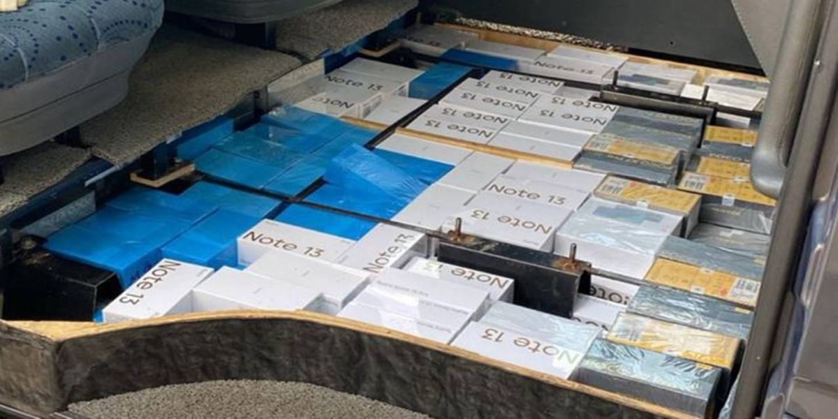 Receita Federal e Polícia Militar interceptam van de turismo com fundo falso cheio de eletrônicos