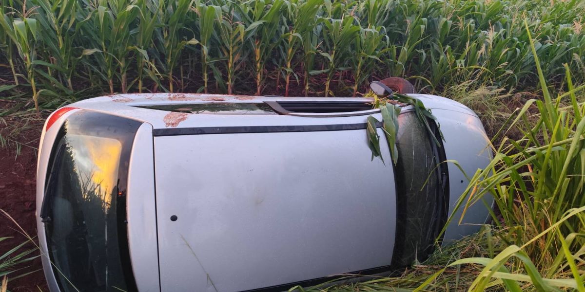 Condutor perde o controle e veículo tomba em vala na PRC-467, em Marechal Cândido Rondon