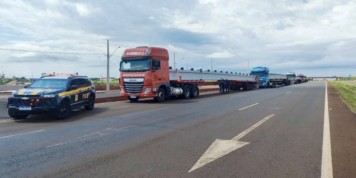 PRF retém cinco carretas com carga excedente na BR-163, em Toledo