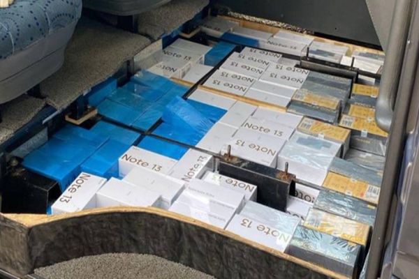 Receita Federal e Polícia Militar interceptam van de turismo com fundo falso cheio de eletrônicos