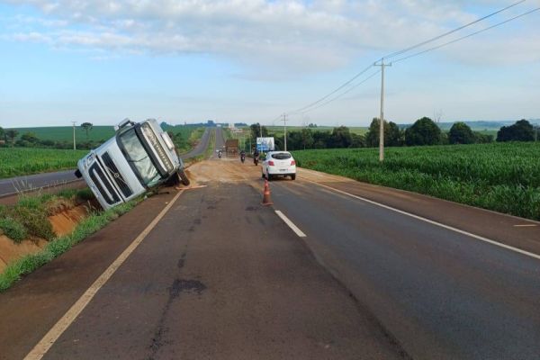 Imagem referente a notícia: Caminhoneiro de Marechal Cândido Rondon morre em acidente na BR-163 entre Marechal e Toledo