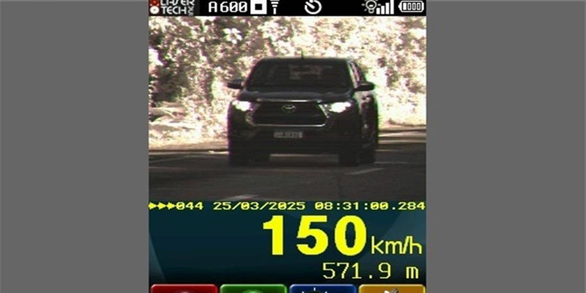 PRF flagra caminhonete a 150 km/h próximo a local de acidente no Paraná