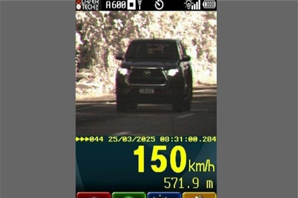 PRF flagra caminhonete a 150 km/h próximo a local de acidente no Paraná