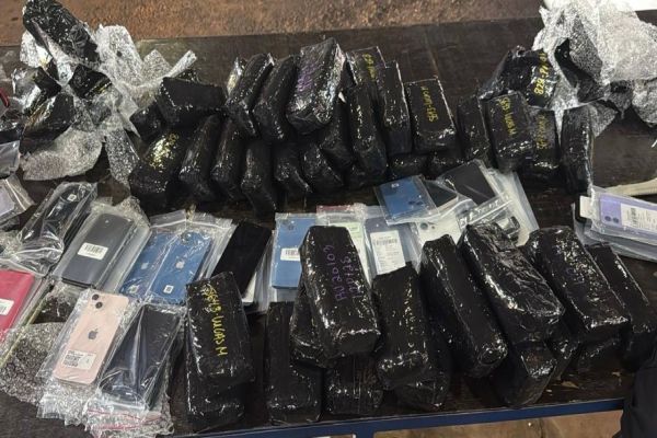 Receita Federal flagra casal com R$ 488.769,66 em celulares escondidos em fundo falso