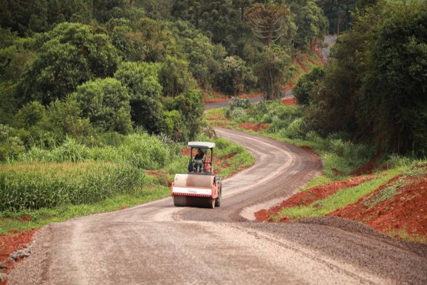 ESTRUTURA: Prefeitura avança com obras de pavimentação na área rural de Cascavel