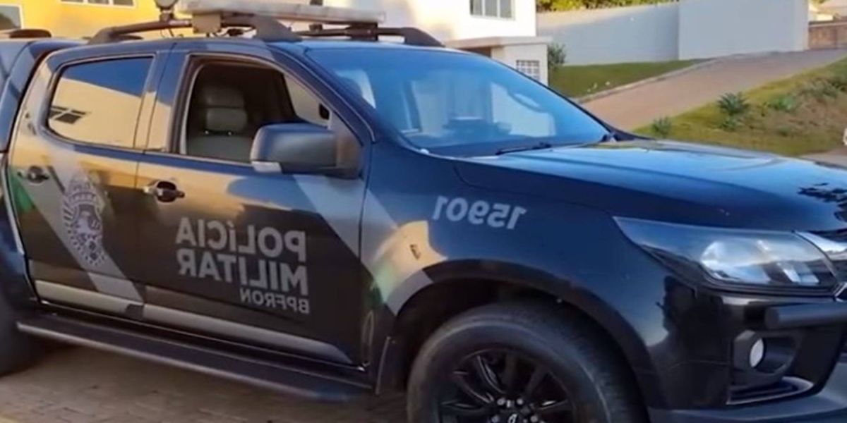 Jovem de 20 anos é detida em carro de aplicativo com mala cheia de maconha