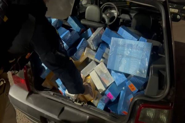 PRF apreende veículo carregado com celulares na BR-277, em Cascavel