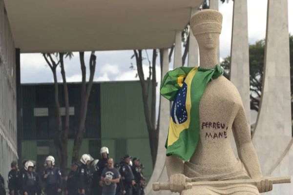 Moraes concede prisão domiciliar a mulher que pichou estátua no STF