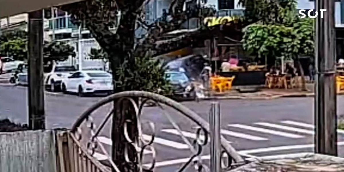 Câmera flagra colisão entre carros que invadiu bar no Bairro Coqueiral, em Cascavel