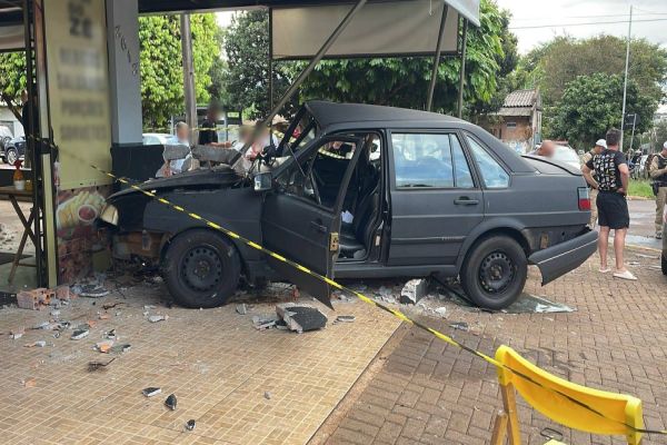 Santana invade comércio após violenta colisão de trânsito no Bairro Coqueiral em Cascavel