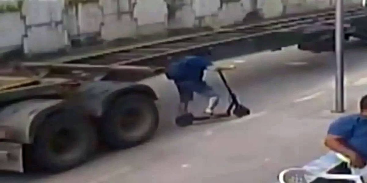 Professor morre atropelado por caminhão após cair de patinete elétrico em Paranaguá