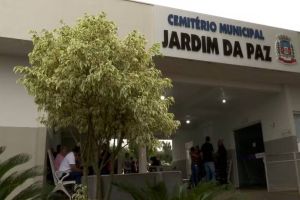 Imagem referente à notícia: Assaltantes armados invadem velório e roubam joias e celulares em Medianeira
