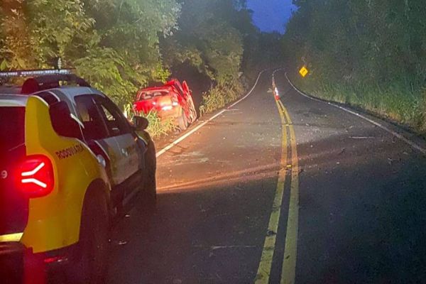 Veículo colide com barranco na PR-364 e deixa dois feridos em Altamira do Paraná