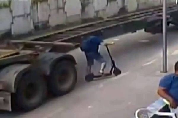 Professor morre atropelado por caminhão após cair de patinete elétrico em Paranaguá