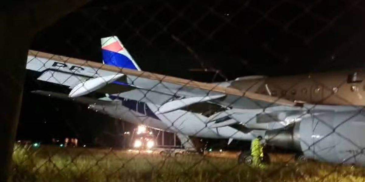 Avião sai da pista após pousar sob forte chuva em Chapecó; Passageiro registra o pouso
