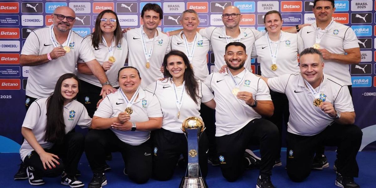 Bianca e Coelho do Stein Cascavel Futsal comemoram a conquista do octacampeonato da Copa América