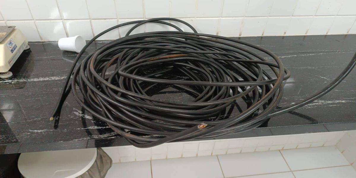 Casal é detido em flagrante por furto de fios no centro de Cascavel