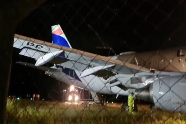 Avião sai da pista após pousar sob forte chuva em Chapecó; Passageiro registra o pouso