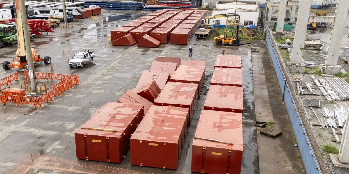 Porto de Paranaguá recebe grandes estruturas metálicas do Exército Brasileiro