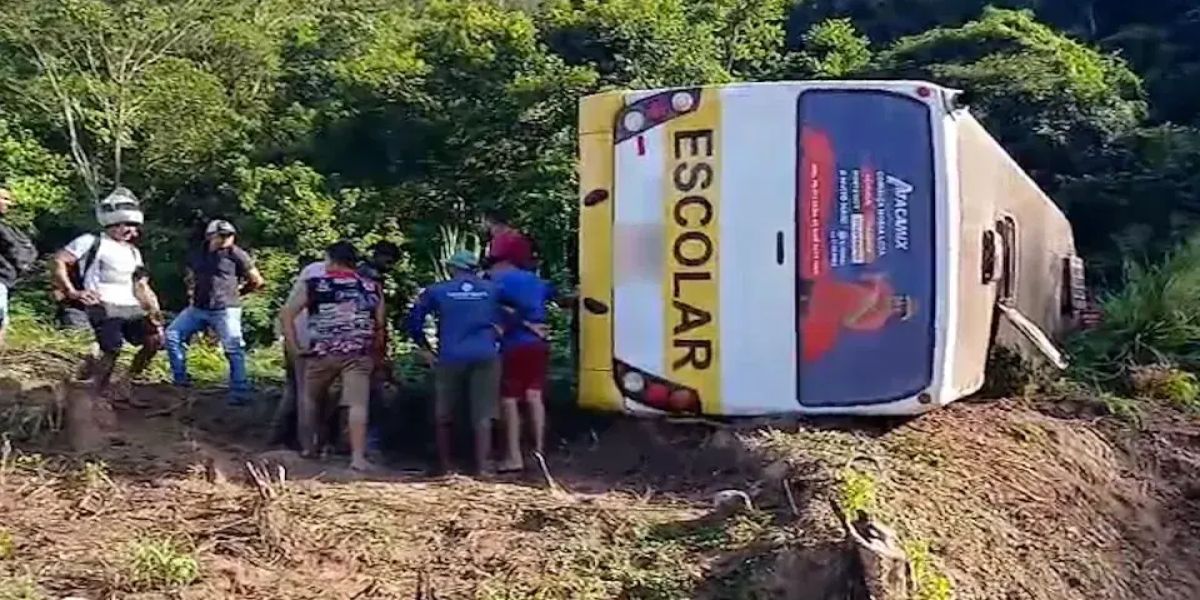Ônibus Escolar tomba e deixa dois estudantes mortos e 29 feridos