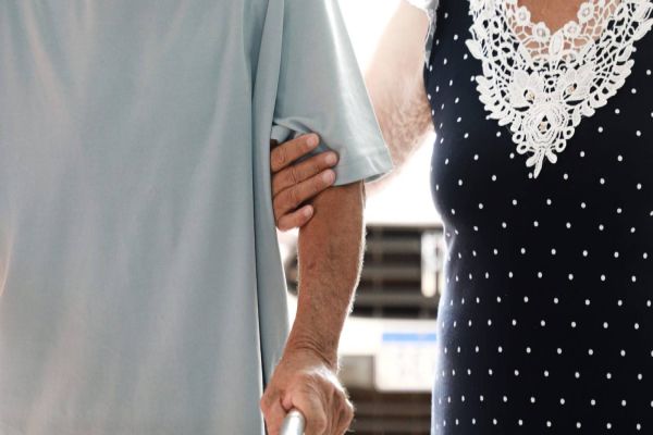 Curso gratuito capacita profissionais para cuidados com idosos em Cascavel