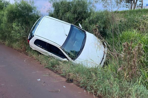 Carro sai da pista e para em barranco na Rua Lagoa Ibirapuera, em Cascavel