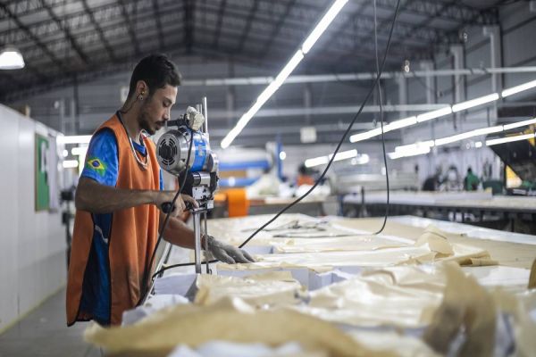Indústria do Paraná acelera contratações e registra melhor saldo de empregos desde 2021