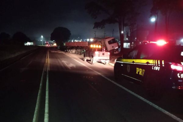Imagem referente a notícia: Caminhoneiro de 37 anos perde a vida após colisão frontal entre caminhões na BR-369 em Ubiratã