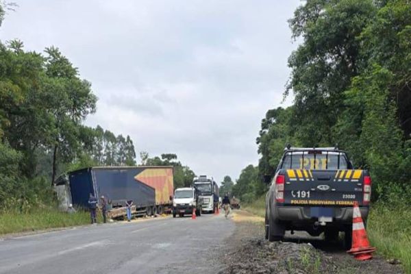 Tragédia: Quatro pessoas morrem em violenta colisão entre três caminhões na BR-476 no Paraná