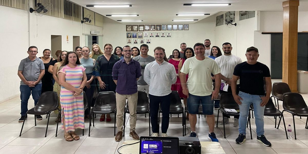 Empreendedores de Corbélia participam de palestra sobre marketing digital