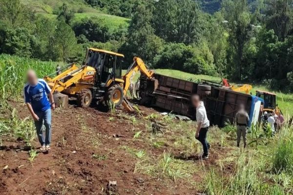 Imagem referente a notícia: Tragédia: Ônibus com estudantes tomba em ribanceira e deixa 7 mortos e 22 feridos