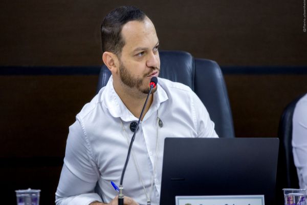 Everton Guimarães pede certidão anual de antecedentes para servidores da Educação