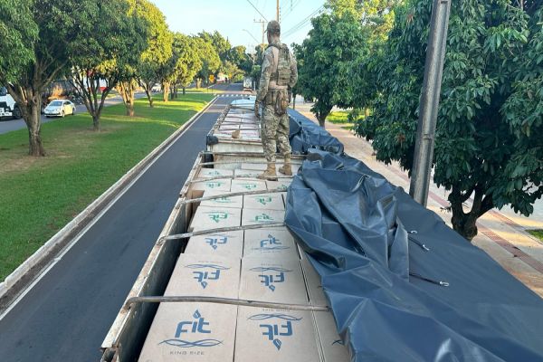 Carga milionária de cigarros contrabandeados apreendida pela PRF em Umuarama