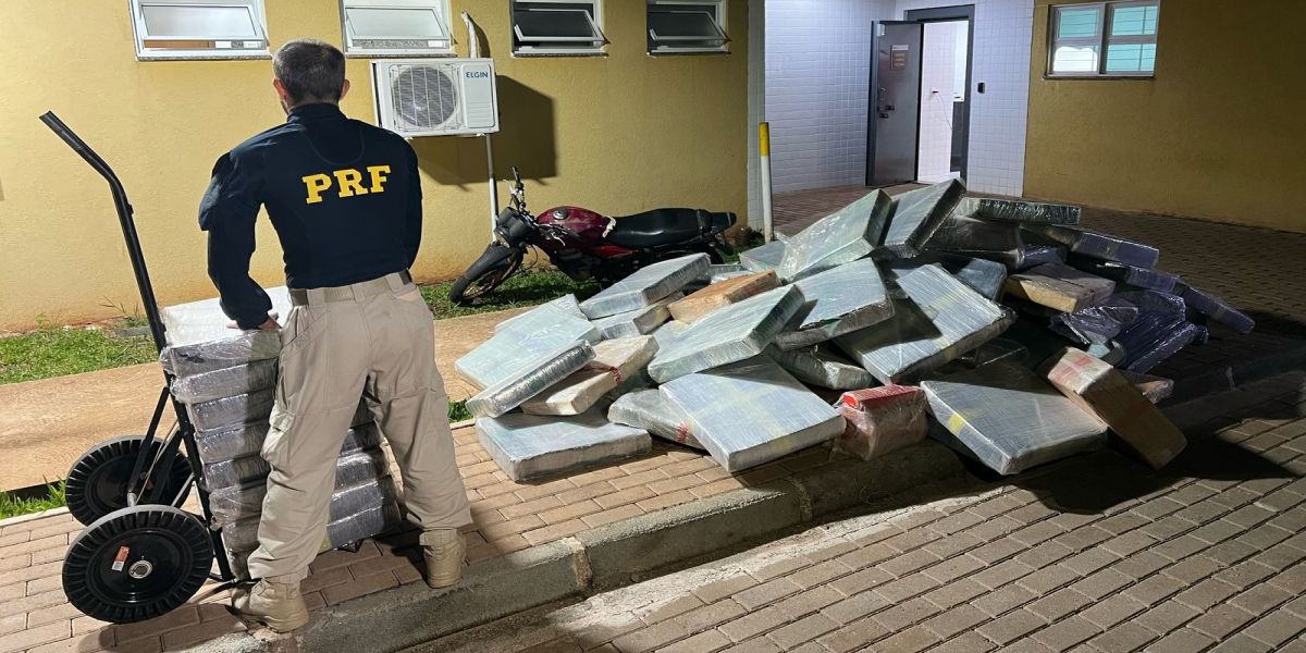 PRF apreende caminhão com mais de 2 toneladas de maconha em Cascavel