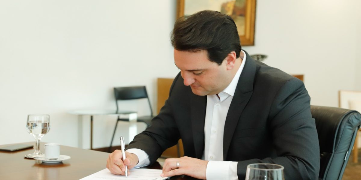 Maior do Brasil: governador assina decreto e piso regional do Paraná chega até R$ 2,2 mil