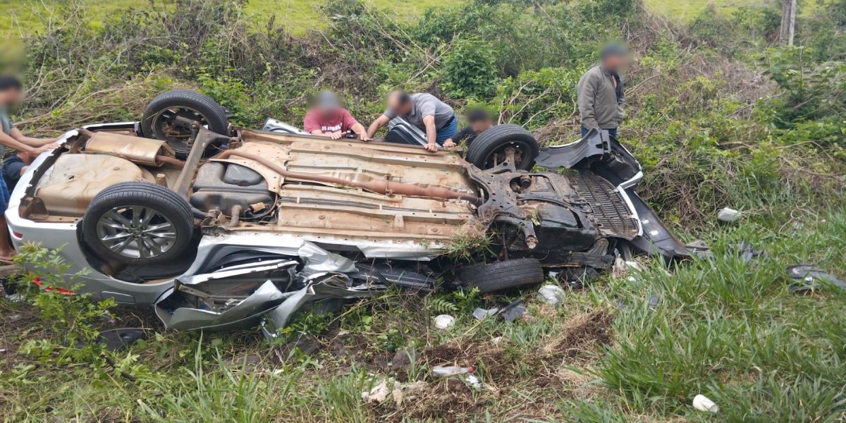 Colisão frontal entre carro e ônibus deixa um morto na BR-163 em Santo Antonio do Sudoeste