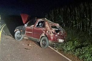 Imagem referente à notícia: Capotamento é registrado na PR-474 em Anahy; Condutor evadiu-se do local