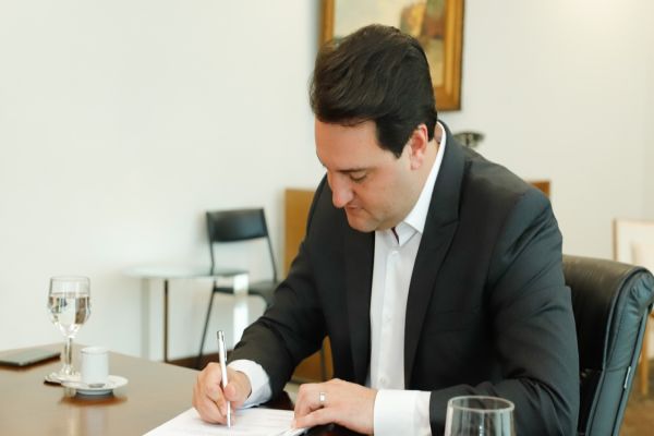 Maior do Brasil: governador assina decreto e piso regional do Paraná chega até R$ 2,2 mil