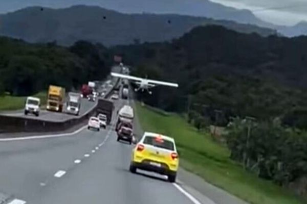 Avião de pequeno porte faz pouso forçado na BR-101 em Garuva; Por sorte não teve vítimas