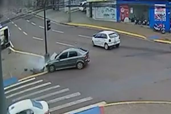 Colisão entre veículos no Centro de Cascavel danifica semáforo e deixa ferido