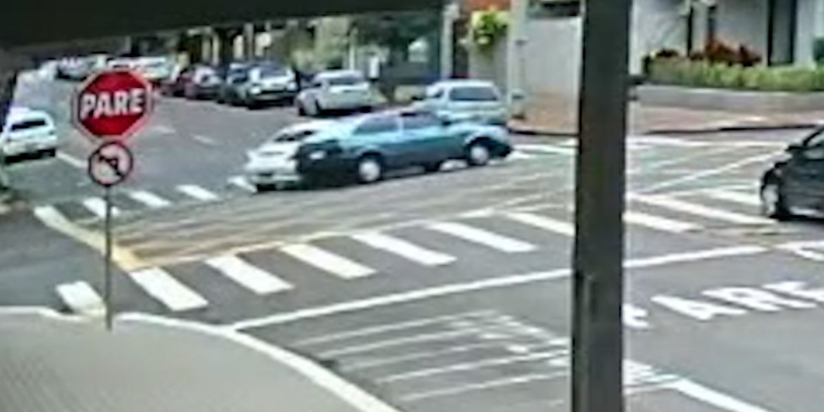 Câmera flagra acidente entre Gol e BMW no centro de Cascavel