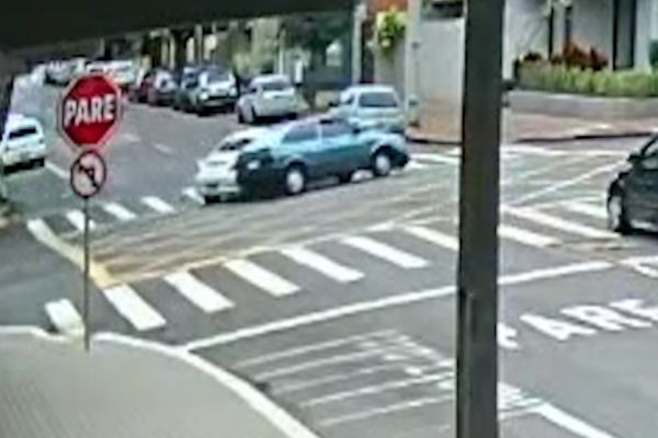 Câmera flagra acidente entre Gol e BMW no centro de Cascavel