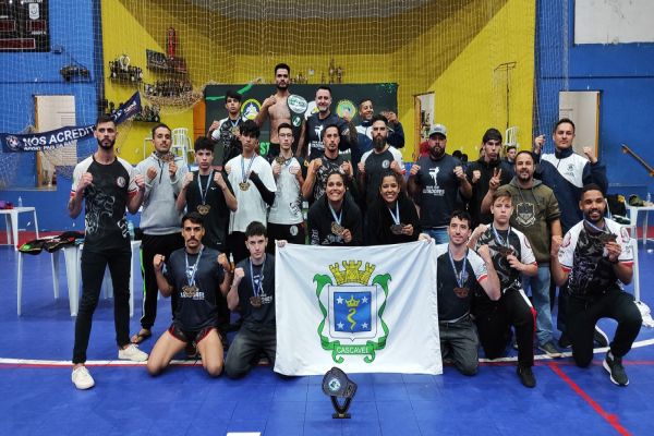 Cascavel domina o ringue: Delegação conquista 13 ouros e cinturão no Paranaense de Muaythai 2025