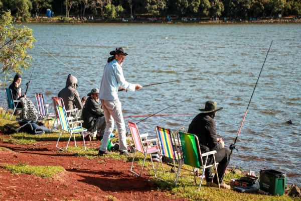 Frio não espanta pescadores e Lago Municipal de Cascavel lota em tradicional pesca solidária