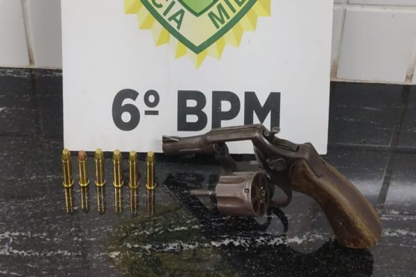 Violência doméstica e resistência à prisão resultam em agressão a policial e apreensão de arma no Bairro Interlagos