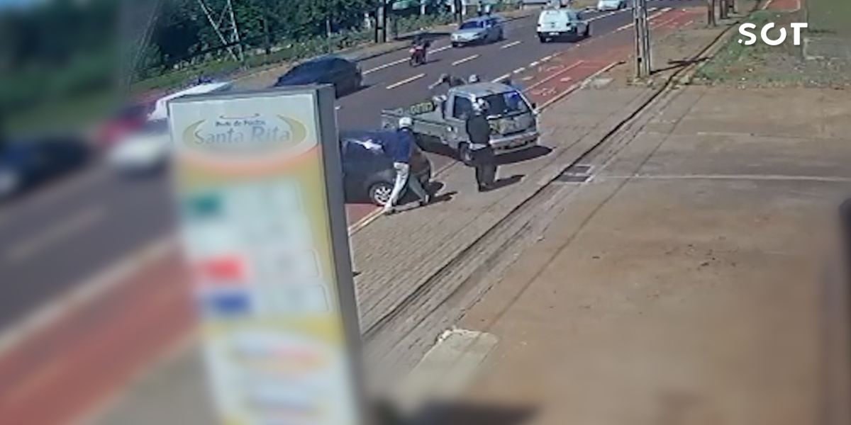 Motociclista cai dentro de caçamba de Pick Up após colisão de trânsito na Avenida Piquiri em Cascavel