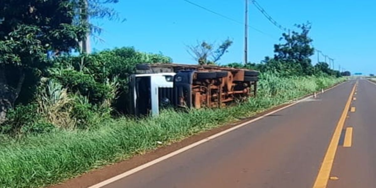 Caminhão tomba na PR-239 e deixa motorista ferido em Toledo