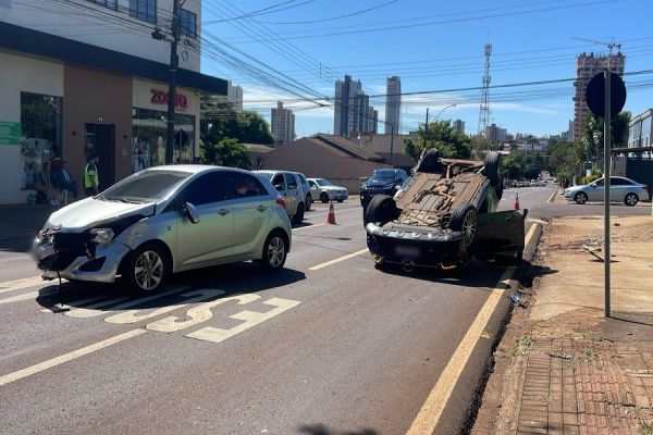 Mercedes capota após colisão com HB20 no centro de Cascavel
