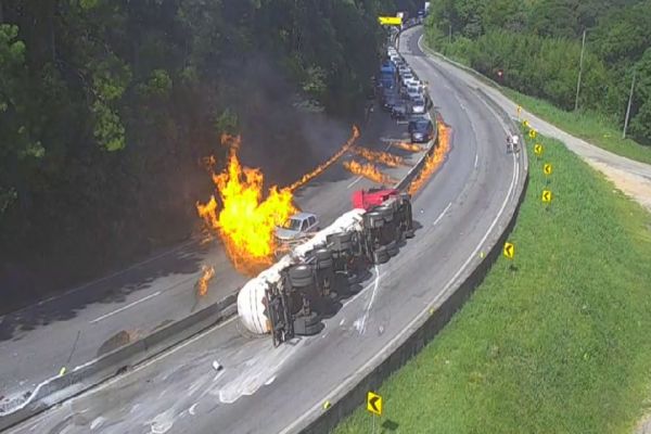 Caminhão-tanque tomba na BR-101 em Palhoça e explosão gera incêndio de grandes proporções
